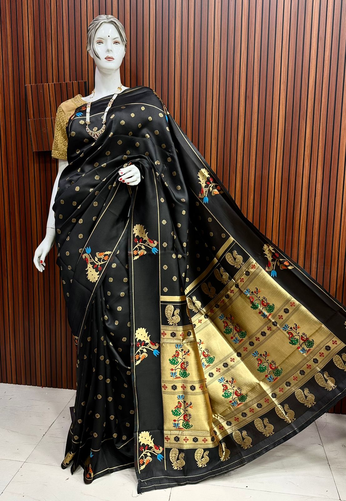Avni Paithani