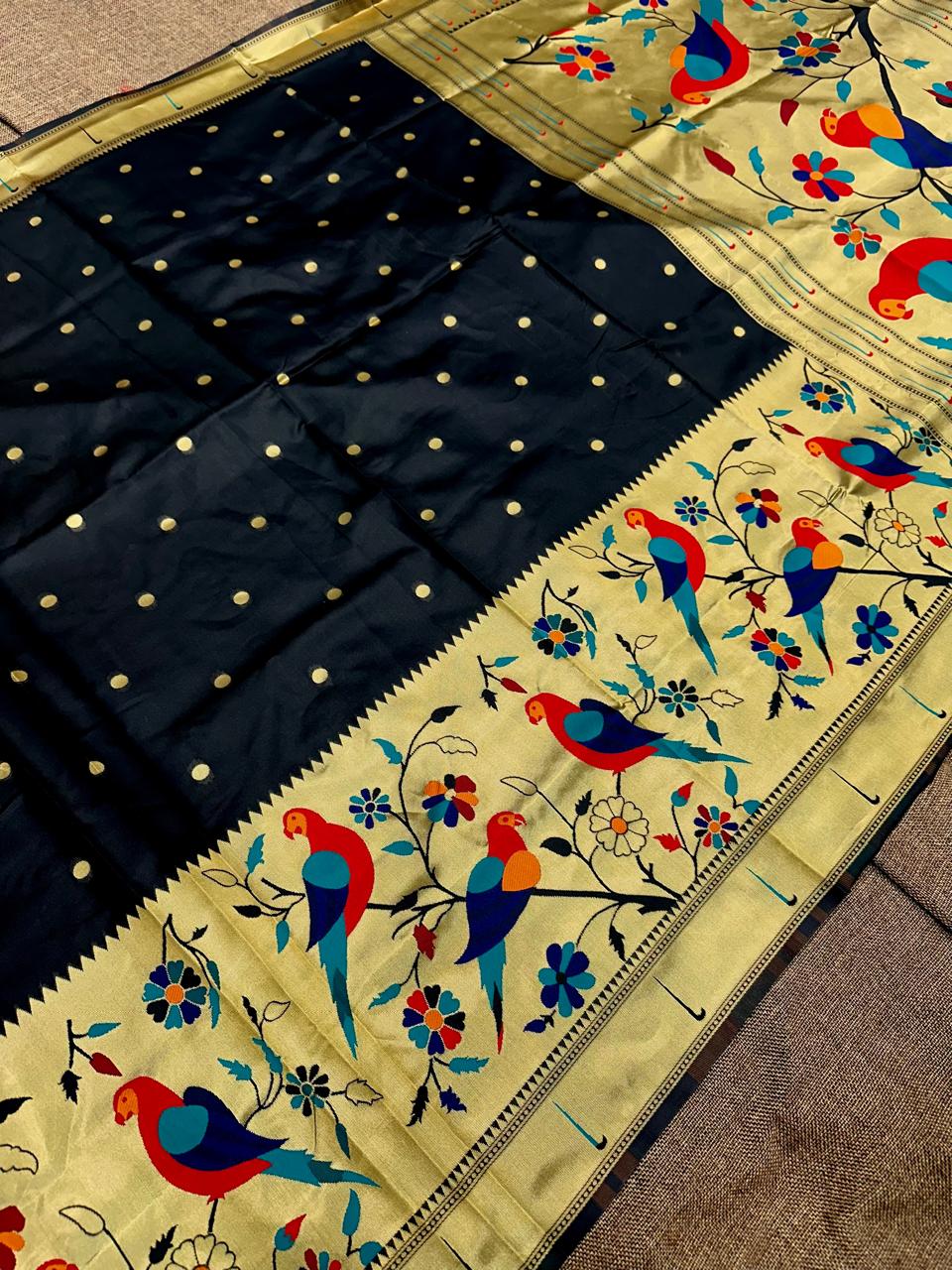 Big border paithani